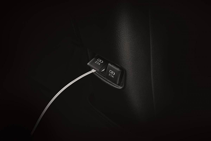 Hộc tỳ tay phía trước của phiên bản tiêu chuẩn được bọc vải nhưng là bọc da tổng hợp trong phiên bản Sport. Chất liệu này cũng áp dụng cho hộc tỳ tay phía sau trên phiên bản Sport Premium. Ngoài ra, cần số của các phiên bản Sport và Sport Premium cũng được bọc da nhưng chỉ là chất liệu urethane đối với phiên bản Entry.