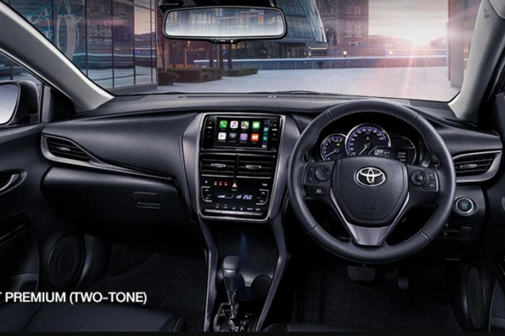 Ở phần đầu, mẫu xe sedan Toyota Vios 2022 sẽ có thêm 2 hốc gió giả ở hai bên cản trước và cũng là nơi chứa phần đèn sương mù. Lưới tản nhiệt của mẫu sedan phân khúc B tiếp tục sử dụng kiểu các nan thanh ngang. Đáng chú ý, đèn pha sẽ là dạng halogen trên phiên bản Entry nhưng là dạng LED, đèn định vị LED và đèn chờ "Follow me home" tiêu chuẩn đối với phiên bản Sport và Sport Premium.