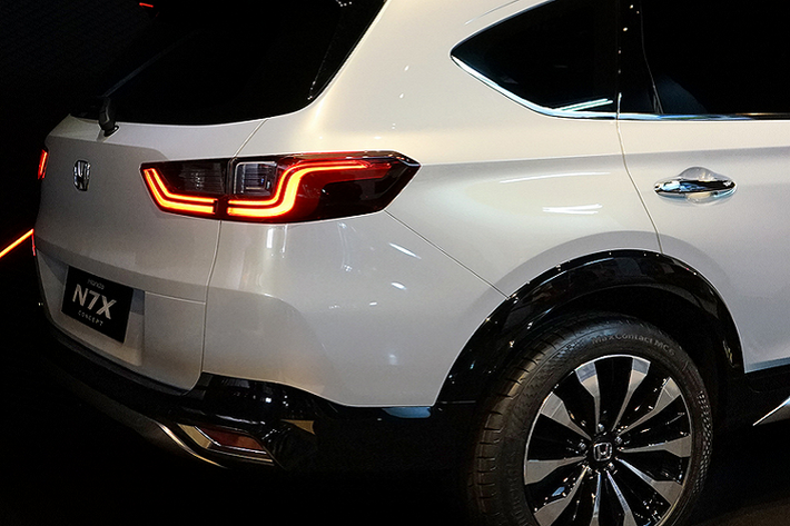 Xe sở hữu thiết kế khá hiện đại với lưới tản nhiệt lớn mạ crôm nối liền cụm đèn pha LED, tích hợp LED ban ngày (DRLs). Nhờ các tấm trên thân xe, Honda N7X concept mang phong cách SUV khoẻ khoắn.