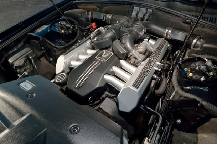 Sức mạnh của xe đến từ động cơ V12, dung tích 6.75L. Khối động cơ này sản sinh công suất 454 mã lực tại 5.350 vòng/phút, mô-men xoắn cực đại 720 Nm tại 3.500 vòng/phút. Xe sử dụng hộp số tự động 6 cấp, đi kèm là hệ dẫn động cầu sau.