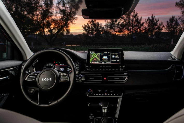 Ngoài ra, tương tự các phiên bản còn lại của dòng Seltos ở thị trường Mỹ, Nightfall Edition cũng sử dụng logo mới của thương hiệu Kia ở đầu xe, đuôi xe và trong nội thất. Đây là logo mới đã được hãng Kia giới thiệu vào đầu năm nay với thiết kế cao cấp hơn. Nằm bên dưới nắp ca-pô của Kia Seltos Nightfall Edition 2022 là khối động cơ xăng 4 xi-lanh, tăng áp, dung tích 1.6L, sản sinh công suất tối đa 177 mã lực và mô-men xoắn cực đại 265 Nm. Động cơ này kết hợp với hộp số tự động ly hợp kép 7 cấp.