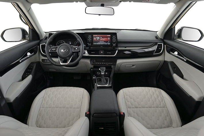 Không gian nội thất của Seltos cũng được xây dựng theo hướng sang trọng hơn so với các đối thủ cùng tầm giá, xe có màn hình cảm ứng 8.0 inch tiêu chuẩn, kết nối Apple CarPlay và Android Auto. Bản cao cấp nhất được trang bị màn hình cảm ứng 10.25 inch ở trung tâm và màn hình hiển thị 7.0 inch tích hợp trong cụm đồng hồ kỹ thuật số, hệ thống âm thanh Bose 8 loa cùng hệ thống đèn nội thất Sound Mood Lighting.