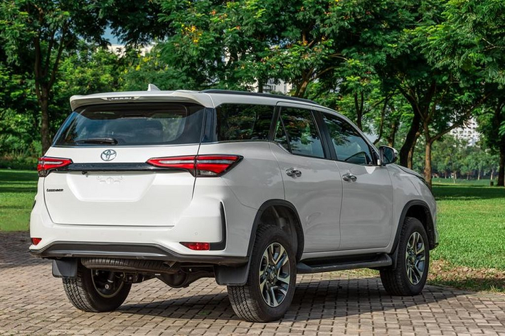 Về trang bị an toàn, Fortuner sở hữu nhiều tính năng an toàn bị động và chủ động khác như Hệ thống chống bó cứng phanh (ABS), Hệ thống hỗ trợ lực phanh khẩn cấp (BA), Hệ thống phân phối lực phanh điện tử (EBD), Hệ thống kiểm soát lực kéo (TRC), Hỗ trợ khởi hành ngang dốc (HAC) và Hệ thống hỗ trợ đổ đèo (DAC), 7 túi khí, cảm biến hỗ trợ đỗ xe… Mẫu xe đã đạt tiêu chuẩn an toàn 5 sao ASEAN NCAP.