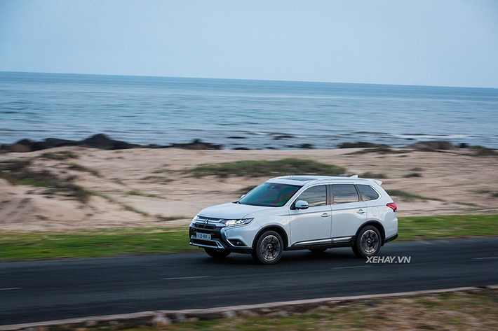 5. Mitsubishi Outlander 2.4 Premium 2020 (1,058 tỷ đồng) Mitsubishi Outlander 2.4 Premium là phiên bản cao cấp nhất của dòng xe này tại thị trường Việt Nam, xếp trên 2 phiên bản 2.0 và 2.0 Premium. Những nâng cấp của Outlander 2.4 Premium bao gồm mâm xe 18 inch đẹp mắt, hệ thống an toàn chủ động E-Assist với các chức năng hỗ trợ phanh chủ động, cảnh báo va chạm phía trước, hệ thống cảnh báo phương tiện cắt ngang khi lùi xe, hỗ trợ chuyển làn và cảnh báo điểm mù.