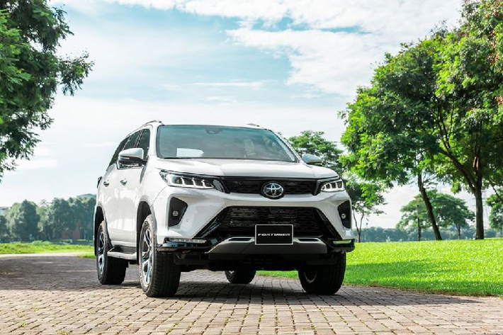 4. Toyota Fortuner 2020 (995 triệu đồng - 1,434 tỷ đồng) Toyota Fortuner là mẫu SUV đình đám tại thị trường Việt Nam. Bước sang phiên bản 2020 nâng cấp mới, Fortuner đã có những tinh chỉnh về mặt thiết kế nhằm mang tới diện mạo bắt mắt và trẻ trung hơn. Bên cạnh phiên bản thông thường, Fortuner mới đã loại bỏ đi phiên bản TRD thể thao để nhường chỗ cho phiên bản Legender hầm hố hơn.