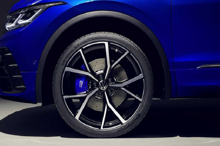 Bên cạnh đó, Tiguan 2021 còn có bộ mâm mới, đèn hậu mới và cản sau tái thiết kế, dòng chữ “Tiguan” cũng được di chuyển đến trung tâm cửa cốp, ngay bên trên là logo “4Motion” mới của Volkswagen.