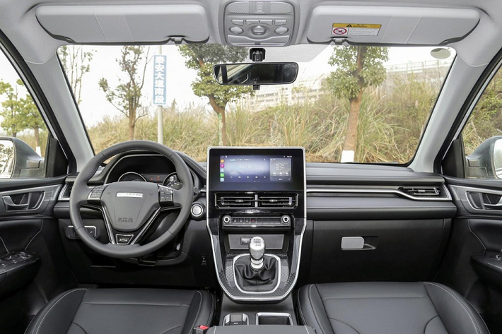 Đối với kích thước, các chiều dài, rộng, cao của M6 Plus lần lượt là 4.664/1.830/1.729mm, với trục cơ sở dài 2.680 mm, tức dài và cao hơn so với bản M6 hiện có, nhưng giữ nguyên trục cơ sở. Nhìn sang bên sườn, ta thấy xe mới có một đường gân dưới cửa kính kéo dài từ bánh trước ra tận đuôi xe, tạo hiệu ứng hình ảnh chiếc xe như thể đang lao về phía trước.