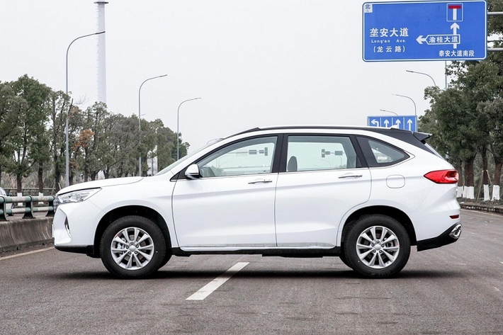 Haval M6 Plus thế hệ mới được định vị là một mẫu SUV hạng C. Nó có tổng cộng 5 phiên bản với giá bán dao động từ 71.900 – 92.900 nhân dân tệ (tương đương 256 – 331 triệu đồng). Giống như những mẫu xe có mang chữ “Plus” hoặc “Pro” khác trên thị trường Trung Quốc, Haval M6 Plus đóng vai trò một phiên bản nâng cấp giữa vòng đời của Haval M6 đã ra mắt năm 2017 với những điểm thay đổi rõ ràng về thiết kế bên ngoài lẫn nội thất.
