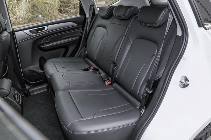 Bên trong nội thất, màn hình cảm ứng trung tâm đặt nổi trên mặt táp lô và cụm điều khiển trung tâm của Haval M6 Plus có áp dụng thiết kế tích hợp, và phong cách tổng thể trông thời trang sang chảnh hơn.