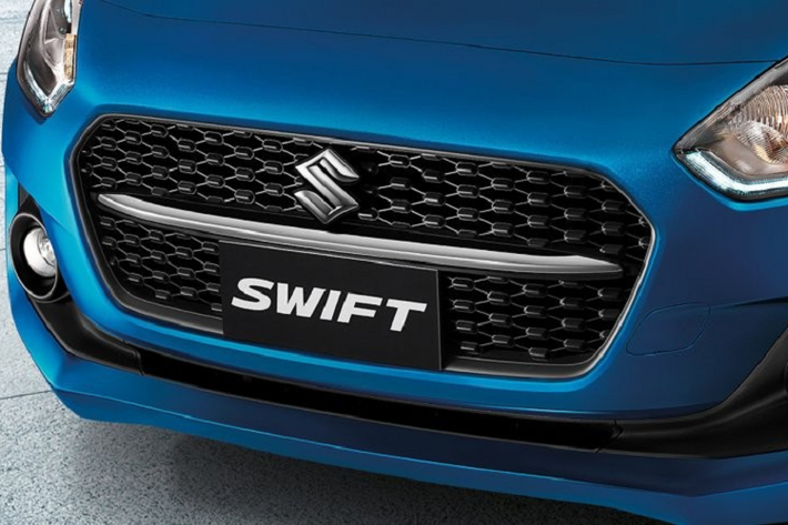 Về thiết kế, mẫu xe hatchback Suzuki Swift 2021 tại Thái Lan không có gì khác so với xe ở Nhật Bản. Xe cũng được trang bị lưới tản nhiệt với mắt lưới hình tổ ong, đi kèm nẹp mạ crôm sáng bóng ở giữa. Tiếp đến là đèn pha mới, dùng bóng LED ở bản cao cấp.