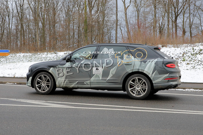 Tuy nhiên, khi nhìn từ bên cạnh, bạn có thể dễ dàng nhận ra đây không phải là chiếc Bentayga thông thường đang bán trên thị trường. Như bạn có thể thấy, mô hình có chiều dài cơ sở kéo dài và cửa sau lớn. Không có thông tin nào về thông số của SUV siêu sang Bentayga EWB, nhưng Mulsanne EWB có thể đưa ra một số gợi ý. Chiếc sedan có chiều dài cơ sở dài hơn 9,8 inch (250 mm) và tất cả đều được cung cấp cho hành khách hàng ghế sau có nhiều chỗ để chân hơn.