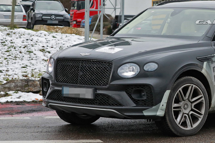 Ngoài ra còn có động cơ W12 6.0 lít tăng áp kép, công suất 626 mã lực và mô-men xoắn 900 Nm cũng như một biến thể plug-in hybrid sản sinh 443 mã lực và mô-men xoắn 700 Nm.