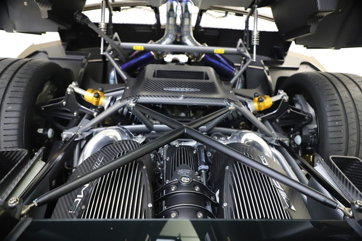 Chiếc xe sở hữu ngoại thất màu xanh lá cây với sắc độ nhạt dạng ánh kim được đặt trên là Verde McLaren, kết hợp với đó chính là những chi tiết bằng carbon ngoại thất với carbon màu bronze sáng Oro Giallo. Ngoài ra, chiếc xe còn được tô điểm với đường nét viền ngang thân xe màu vàng Gold nổi bật. Chiếc xe được trang bị bộ mâm màu đen bóng với mâm xe được viền màu xanh Verde McLaren trùng màu với thân xe, thêm vào đó chính là cùm phanh vàng tạo điểm nhấn độc đáo.