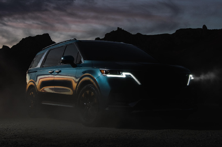 Hãng xe Hàn Quốc xác nhận Kia Sedona sẽ trở thành mẫu Carnival vào năm 2022. Hình ảnh mẫu xe mới vừa được Kia tiết lộ. Theo hãng xe Hàn Quốc mô tả, Kia Carnival 2022 mới sẽ là chiếc MPV "vượt qua ranh giới của thiết kế và đổi mới".