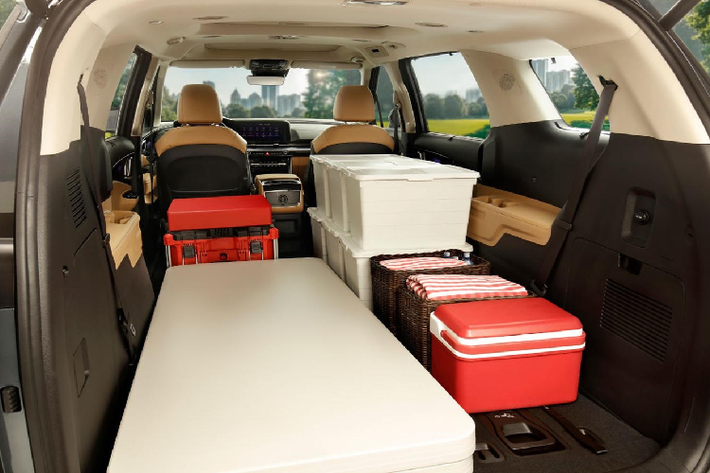 Kiểu dáng của Kia Carnival 2022 là sự kết hợp phong cách cứng cáp từ những mẫu CUV/SUV như Telluride, Sorento và Seltos. Đây cũng là mẫu xe Kia đầu tiên được gắn logo mới của thương hiệu.