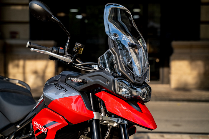 Tiger 850 Sport được trang bị động cơ 3 xy-lanh thẳng hạn 888 cc tương tự Tiger 900 (94 mã lực, 87 Nm), tuy nhiên thông số được tinh chỉnh thấp hơn. Công suất tối đa 84 mã lực ở 8.500 vòng/phút và mô-men xoắn cực đại 82 Nm tại 6.500 vòng/phút. Xe có hộp số côn tay 6 cấp và dùng hệ dẫn động xích tải. 