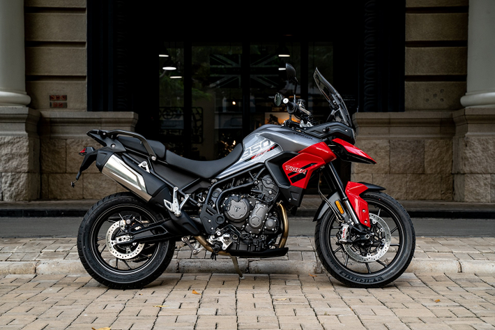 Mẫu xe môtô Triumph Tiger 850 Sport có một phiên bản với giá bán 360 triệu đồng. So với “đàn anh” Tiger 900 (369-489 triệu đồng), Tiger 850 Sport được lược giản thiết kế, trang bị để thân thiện hơn với người lái chưa có nhiều kinh nghiệm điều khiển môtô adventure và phù hợp hơn cho nhu cầu sử dụng hàng ngày.