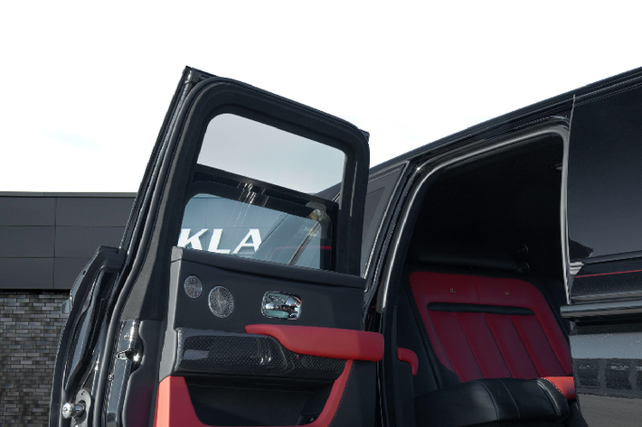 Có thể nói, Rolls-Royce Cullinan Klassen là chiếc SUV sang trọng và an toàn bậc nhất thế giới khi cung cấp cả hai yếu tố về sang trọng cũng như tính an toàn cực cao. Klassen nâng cấp cho Cullinan các tính năng bảo vệ 360 độ cho chiếc Cullinan nhằm đảm bảo an toàn cho chủ xe kể cả khi xe đi vào khu vực nguy hiểm.