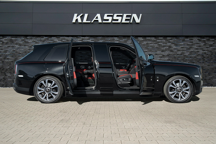 Klassen mới đây đã cho ra lò chiếc Rolls-Royce Cullinan bọc thép mới được nâng cấp với loạt chi tiết đặc biệt. Đáng chú ý, chiếc Cullinan đã được Klassen kéo dài chiều dài tổng thể của xe ra thêm 350 mm với phần chiều dài được thêm ở khu vực cột B.
