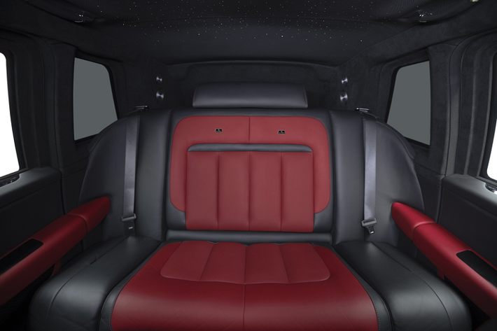 Khung bảo vệ khoang nội thất xe được kéo dài đến hết khoang hành lý phía sau của xe. Ở phía sau khoang hành lý có một lớp vách ngăn vững chắc giúp bảo vệ chủ sở hữu khỏi những cuộc tấn công nguy hiểm. Trong trường hợp gặp sự cố nặng, người trong xe có thể thoát ra ngoài thông qua các cửa kính hông xe hoặc tấm kính trên vách bảo vệ phía sau khoang hành lý.