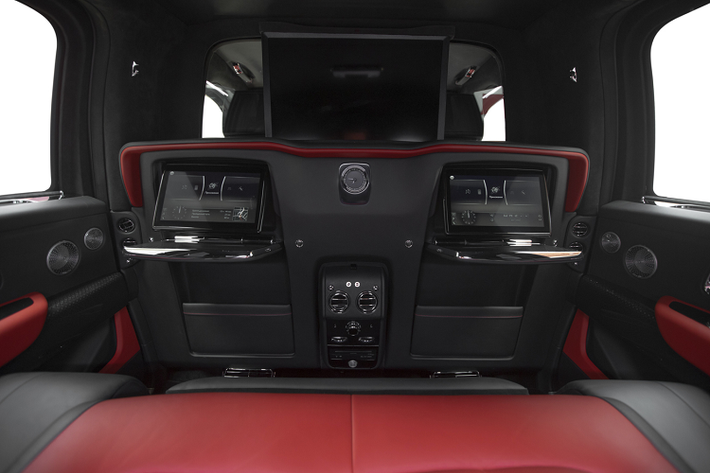 Phần khung của xe đã được gia cố để có thể đảm bảo an toàn một cách tối ưu nhằm biến khu vực khung xe khoang nội thất của xe trở thành một pháo đài kiên cố khó có thể xâm nhập. Các cửa kính quanh xe cũng đã được thay thế thành kính dày đạt tiêu chuẩn chống đạn CEN 1063 VR6 chống lại được đạn súng trường AK47. Trần xe và sàn xe cũng được bọc thép để có thể tránh được cùng lúc hai quả lựu đạn DM51 phát nổ cùng lúc.