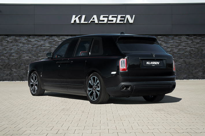 Với nâng cấp này, chiếc Cullinan có vẻ ngoài trông rất khác biệt cũng như sẽ có không gian khoang nội thất rộng rãi hơn cho những vị chủ xe VIP có thêm không gian để làm việc, giải trí cũng như là nghỉ ngơi. Song song với việc kéo dài chiều dài tổng thể của xe, Klassen đồng thời đã trang bị bọc thép cùng nhiều giải pháp an ninh cao cấp cho chiếc Cullinan để đem tới sự an toàn và thoải mái một cách tối đa cho người ngồi trên xe.
