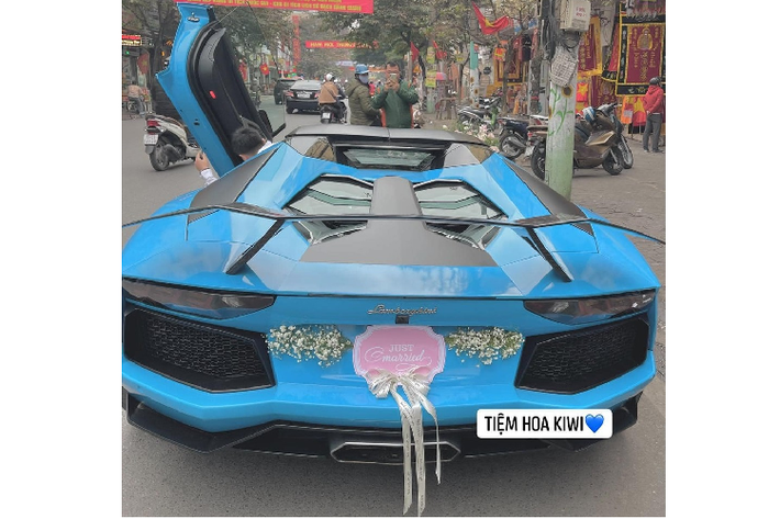 Chiếc Lamborghini Aventador LP700-4 mui trần đầu tiên về Việt Nam được trang trí thêm hoa cưới cỡ lớn, đặt dọc theo nắp capô hướng đối diện của ghế phụ. Phía sau xe được trang bị hoa cưới đơn giản để làm xe hoa trong một đám cưới diễn ra ở Hải Phòng. Ngoài màu áo xanh ngọc, xe còn có nhiều chi tiết sơn đen và ấn tượng nhất chính là phần mái nhà bằng carbon nhám chia thành 2 phần riêng biệt, có thể tháo lắp bằng tay rất tiện lợi so với mui vải trên Lamborghini Murcielago LP640-4 Roadster.