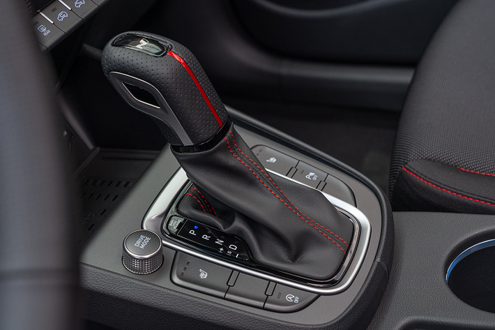 Hyundai Kona 2022 đi kèm động cơ 2.0L 4 xy-lanh, sản sinh công suất 147 mã lực và mô-men xoắn 179 Nm. Động cơ này kết hợp với hộp số vô cấp và hệ dẫn động 4 bánh.