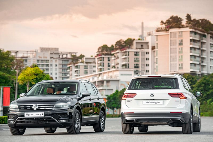 Với nhiều phiên bản xuất hiện trong vòng đời, Tiguan đã trở thành một phần vững chắc trong chuỗi hệ thống sản phẩm của Volkswagen kể từ năm 2007. Mẫu SUV này nhanh chóng phát triển từ thế hệ đầu tiên trở thành mẫu xe thành công nhất mọi thời đại của Tập đoàn Volkswagen. Hiện Volkswagen đang mở ra chương tiếp theo trong câu chuyện thành công của Tiguan bằng hai phiên bản nâng cấp 2021 tại thị trường Việt Nam.