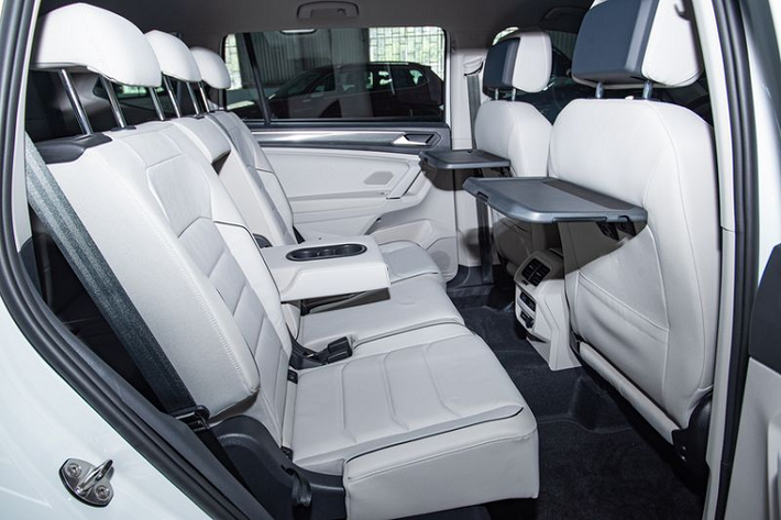 Xe được trang bị bảng đồng hồ trung tâm kỹ thuật số Digital Cockpit 12.3 inch đa sắc màu, hiển thị đa dạng các loại thông tin: Mức tiêu thụ nhiên liệu, tốc độ, khoảng cách, các thông tin hỗ trợ lái xe, danh bạ điện thoại, hình ảnh, tên bài hát tích hợp với màn hình giải trí...