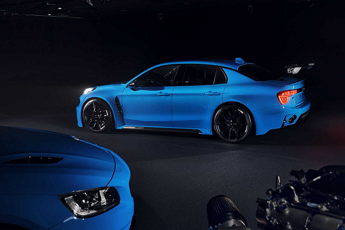 Chiếc xe được trang bị cánh gió lớn phía sau có thể điều chỉnh theo góc mong muốn, bộ la-zăng độc đáo bọc trong lốp Michelin Pilot Sport 4S, phanh Akebono và bộ giảm xóc Bilstein điều chỉnh linh hoạt.