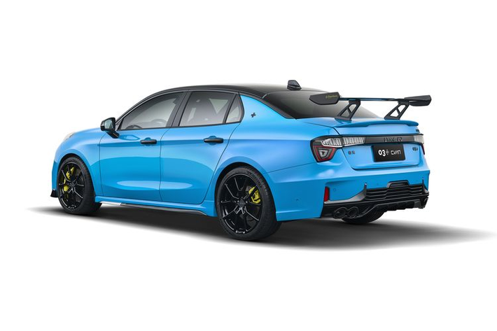 Mặc dù thiết kế ngoại thất được tiết chế một chút, nhưng bộ bodykit trên Lynk &amp; Co 03+ tại Trung Quốc vẫn rất ấn tượng - như thể một chiếc xe đua thể thao.