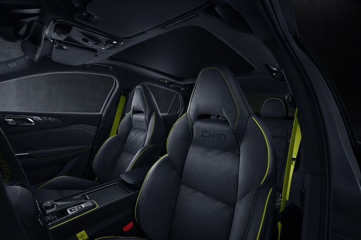 Ở bên trong, Lynk &amp; Co 03+ Cyan Edition có nhiều tính năng khác với tiêu chuẩn, bao gồm ghế bọc màu đen, các điểm nhấn màu vàng, cặp ghế thể thao mang thương hiệu Cyan tuyệt đẹp cho người lái và hành khách phía trước.