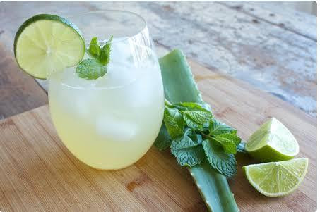 Cầu kỳ hơn, bạn có thể kết hợp nha đam với dầu dừa, sáp ong và quả bơ. Ảnh: kynguyenlamdep.