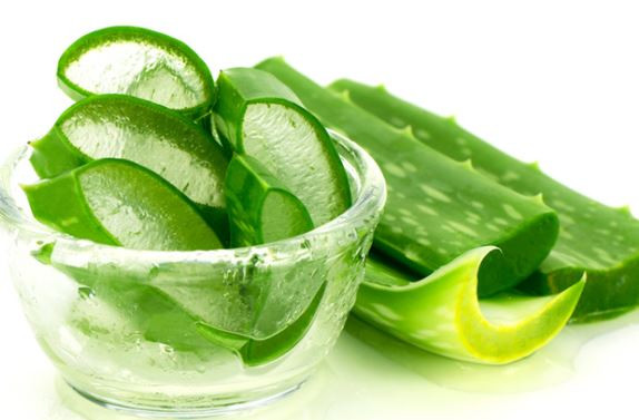 Đơn giản hơn, bạn có thể dùng dầu dừa trộn với gel nha đam và thoa lên da để chống nắng cho da. Ảnh: akurat.