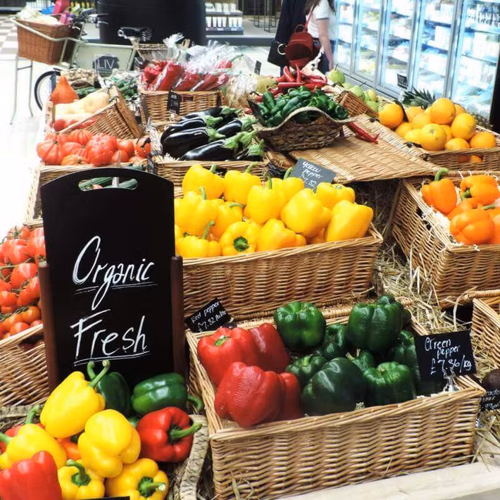 Tiếp theo, bạn làm tan sáp ong trong lò vi sóng. Ảnh: blogspot.