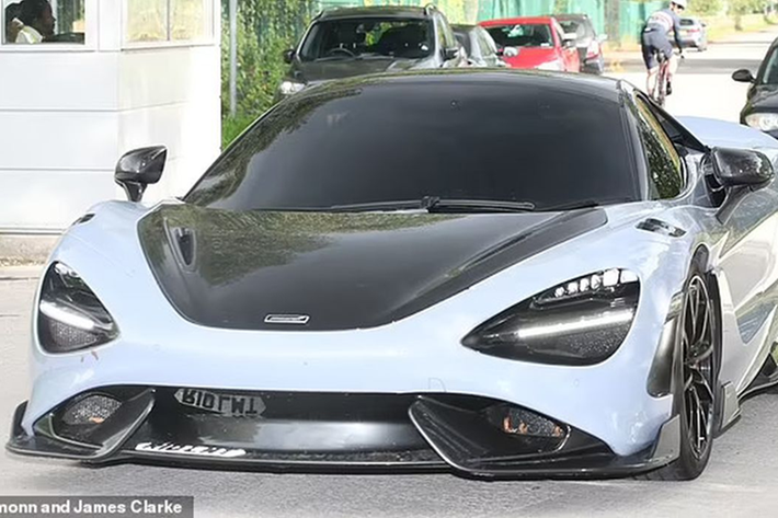 Không chỉ sở hữu những mẫu xe đến từ thương hiệu Rolls-Royce, cầu thủ Marcus Rashford còn tậu McLaren 765 Long Tail có giá 280.000 Bảng Anh (tương đương khoảng 8,8 tỷ đồng). Siêu xe này chỉ sản xuất với số lượng 765 chiếc trên toàn thế giới.