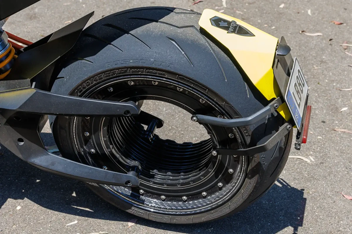 Verge TS Pro được trang bị động cơ tích hợp ở bánh sau, sản sinh công suất tối đa 102 kW (khoảng 139 mã lực) và mô-men xoắn cực đại 1.000 Nm.