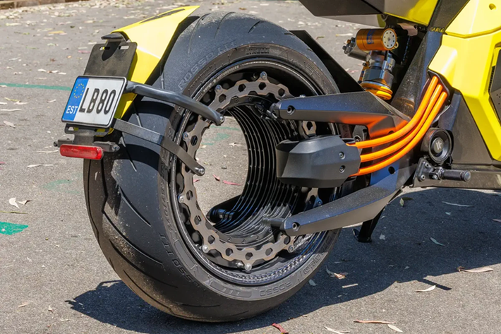 Điểm nổi bật này là cơ cấu động cơ điện được tích hợp trực tiếp vào bánh sau, giúp tiết kiệm không gian ở thân xe, vốn chỉ dành riêng cho bộ pin điện với trọng tâm thấp.