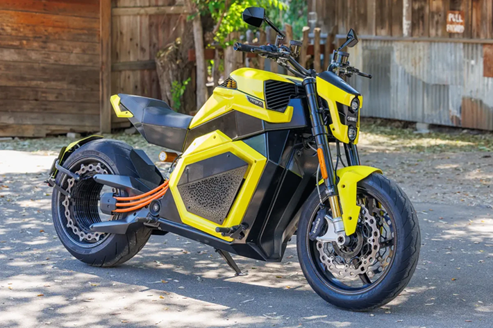 Với hộp số đơn cấp không sử dụng ly hợp, mẫu môtô điện này có khả năng tăng tốc từ 0 lên 100 km/h trong 3,5 giây, trước khi đạt tốc độ tối đa 200 km/h.