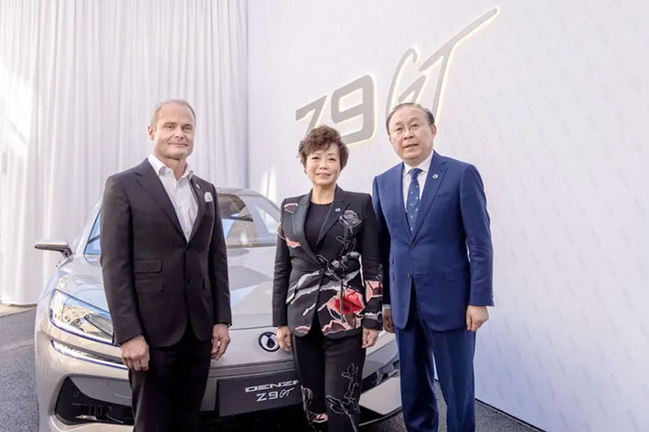 Tuyên bố đầy tham vọng bà Stella Li về Denza Z9 GT không phải không có cơ sở – mẫu xe đầu tiên mang logo Denza chính thức ra mắt tại châu Âu đang mang theo kỳ vọng rất lớn từ BYD. Denza là thương hiệu ô tô nằm giữa BYD và dòng xe siêu sang YangWang, được định vị để cạnh tranh trực tiếp với các hãng xe cao cấp tại châu Âu.