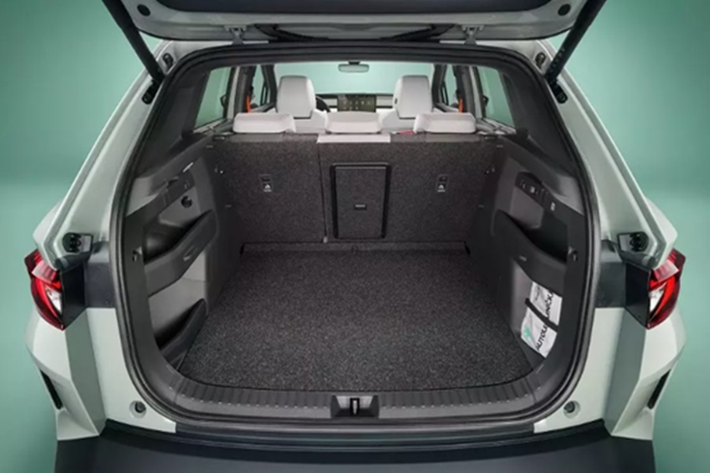 Nội thất của Skoda Elroq vRS nổi bật với các chi tiết trang trí màu xanh lá, cùng chất liệu Alcantara trên mặt táp-lô, ghế ngồi, cụm điều khiển trung tâm, bệ tì tay và nhiều vị trí khác.