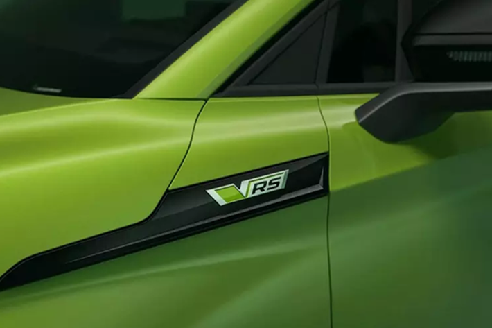 Tổng công suất của xe đạt 340 mã lực, kết hợp với hệ dẫn động bốn bánh toàn thời gian, giúp Skoda Elroq vRS tăng tốc từ 0-100 km/h chỉ trong 5,4 giây, nhanh hơn 1,2 giây so với phiên bản thường. Bên cạnh đó, Skoda cũng trang bị 2 chế độ giả lập âm thanh động cơ cho Elroq vRS, bao gồm Sport và Futuristic.