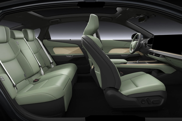 Phiên bản động cơ điện có 2 tuỳ chọn gồm 1 động cơ đặt cầu trước hoặc 2 động cơ đặt trước và sau, có công suất 224 mã lực và 343 mã lực; phạm vi di chuyển tối đa 685 km và 610 km.