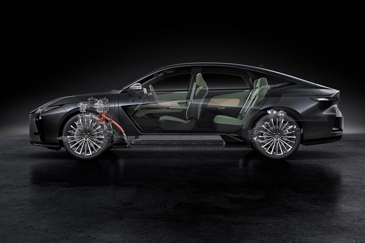 Hệ thống treo của ES mới được tinh chỉnh sao cho phù hợp với khung gầm TNGA GA-K, bên cạnh bổ sung tính năng đánh lái bánh sau cùng hệ dẫn động DIRECT4 có khả năng truyền 100% lực kéo đến một cầu.