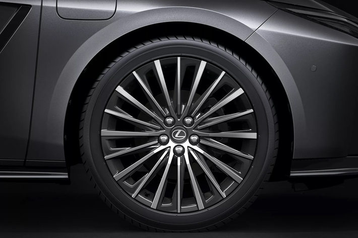 Thiết kế mới tối ưu khí động học hơn cùng tay nắm cửa ẩn và đường gân dập nổi trên thân xe. Đuôi xe ấn tượng bởi cụm đèn hậu hình chữ L đặc trưng, logo LEXUS phát sáng.