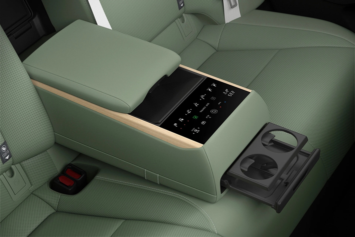 Lexus ES phiên bản hybrid, trang bị động cơ 4 xy-lanh thẳng hàng 2.0L hoặc 2.5L, với các dải công suất 197, 201 và 247 mã lực, kết hợp hộp số eCVT và dẫn động cầu trước hoặc dẫn động bốn bánh toàn thời gian (tùy phiên bản).