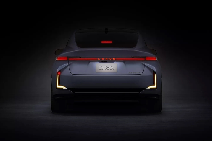 Khách hàng có thể tuỳ chọn màu sắc nội thất đen, trắng, nâu và xanh. Hàng ghế sau (tuỳ phiên bản) có thêm đỡ bắp chân do trục cơ sở tăng thêm 80 mm.