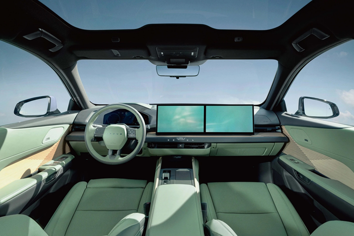 Màn hình trung tâm kích thước 14 inch tiêu chuẩn và có phím chức năng "Responsive Hidden Switches" (phím bấm ẩn phản hồi linh hoạt), hệ thống âm thanh Mark Levinson 3D Surround tích hợp đèn viền trang trí, màn hình điều khiển các tính năng tiện nghi ở tựa tay hàng ghế sau....