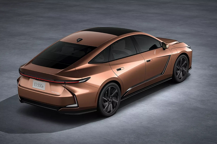 Tuy nhiên, bản Lexus ES thuần điện được tạo hình liền mạch, tối ưu tính khí động học. Đèn pha tách rời với dải đèn viền ban ngày và đèn LED L-Signature nằm trên cụm đèn. Lexus ES trang bị mâm từ 18-21 inch, riêng bản thuần điện là mâm 19 inch.